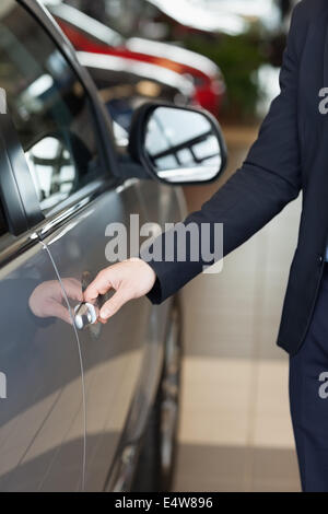 Mann hält ein Auto Türgriffe Stockfoto