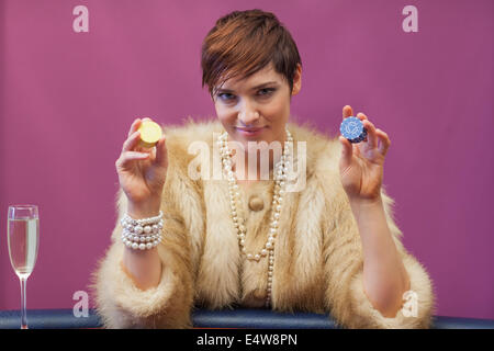 Frau in einem Casino Chips halten Stockfoto