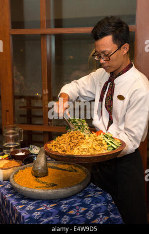 Bali, Indonesien.  Mischung aus Gemüse und Erdnuss-Sauce. Stockfoto