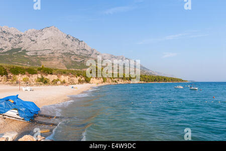 Strand und Berge in Baska Voda, Kroatien Stockfoto