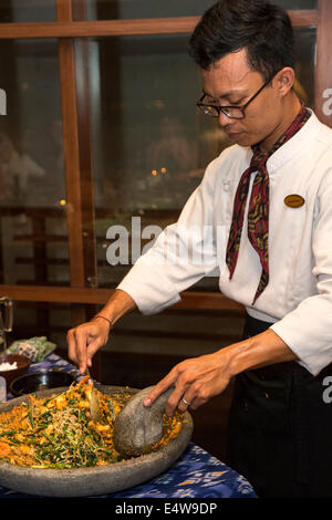 Bali, Indonesien.  Misch Gemüse und Erdnuss-sauce. Stockfoto