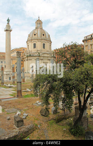 Die Trajanssäule und die katholische Kirche SS Nome di Maria in Rom, Italien. Stockfoto