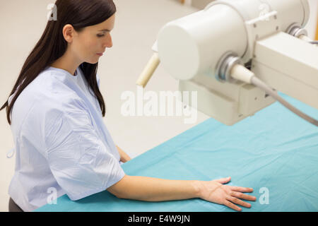 Patienten, die ihre Hand auf einem medizinischen Tisch platzieren Stockfoto