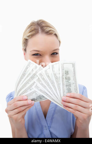 Frau versteckt sich hinter Banknoten Stockfoto