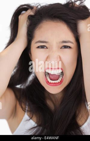 Frau schreien und ihr Haar herausziehen Stockfoto