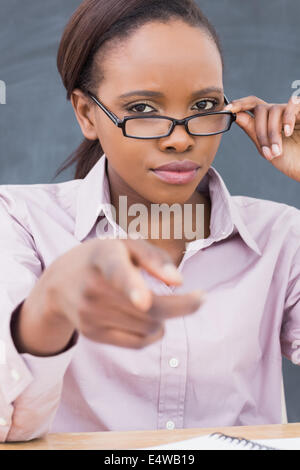 Strenge Lehrerin schwarz Zeigefinger Stockfoto