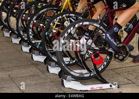 Mehrere Variablen Widerstand Bike trainer Radfahren Walzen in Colne, Lancashire, UK, 16. Juli 2014. Elite Ghibli parabolische Laufrollen am Colne Grand Prix Radrennen 2014. Das Rennen ist ein Teil der British Cycling Elite nationalen Stromkreis Serie und fand auf einem geschlossenen Straße 800 m Strecke rund um Colne auf 1-Wege System, was für eine schnelle, aufregende Spektakel. In der Runde der nationalen Elite cycle Race Serie, die oberen Raleigh Reiter im Land teilnehmen. Stockfoto