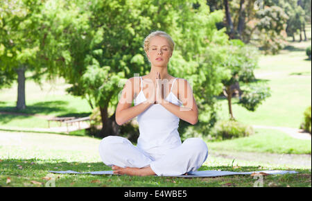 Frau auf dem Rasen ihr Yoga-Übungen Stockfoto