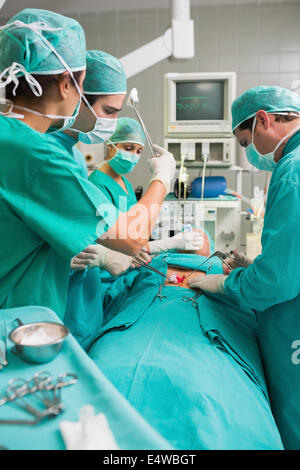 Krankenschwester, wischen die Stirn eines Chirurgen Stockfoto