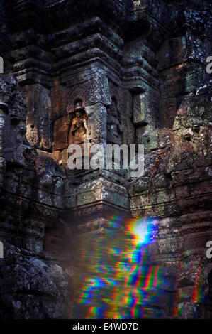 das Schnitzwerk einer Apsara in einem zerstörten Tempel in der Nähe von Angkor Wat Stockfoto