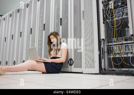 Frau sitzt am Boden auf laptop Stockfoto