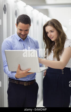 Techniker arbeiten am laptop Stockfoto