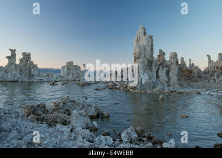 Landschaft aus Tuffstein Türme am Mono Lake in der Dämmerung. Stockfoto