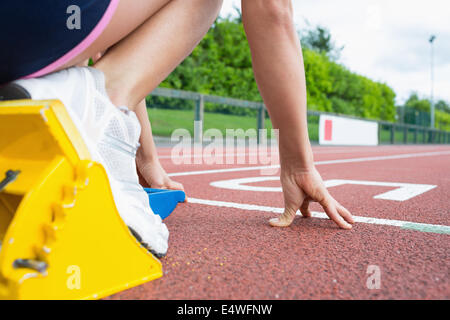 Läufer hinter der Startlinie warten Stockfoto