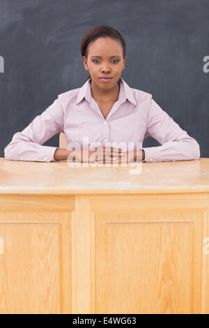 Strenge Lehrerin Blick in die Kamera Stockfoto