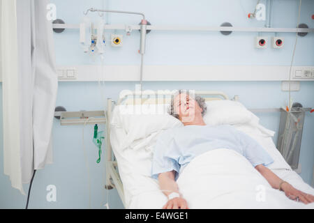 Ältere Patienten, die auf einem medizinischen Bett schlafen Stockfoto