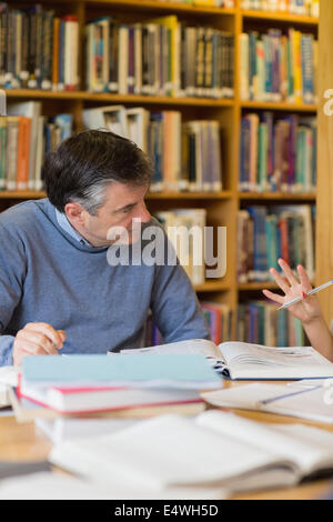 Man spricht in Bibliothek Stockfoto