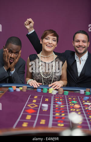 Zwei Gewinner und einen Verlierer beim roulette Stockfoto