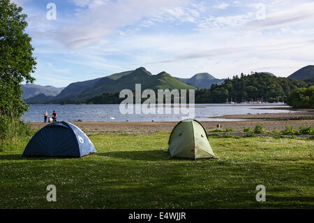 Zelten auf dem Camping und Caravaning Club Gelände in Keswick. Derwentwater und Catbells im Hintergrund. Stockfoto