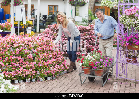 Lächelnde paar shopping für Blumen Stockfoto