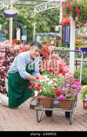 Garten-Center Arbeiter mit trolley Stockfoto