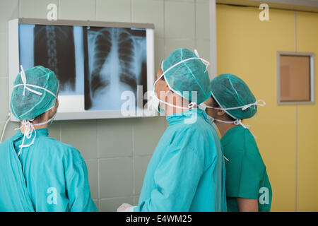 Betrachtet man eine Röntgenaufnahme Ärzteteam Stockfoto