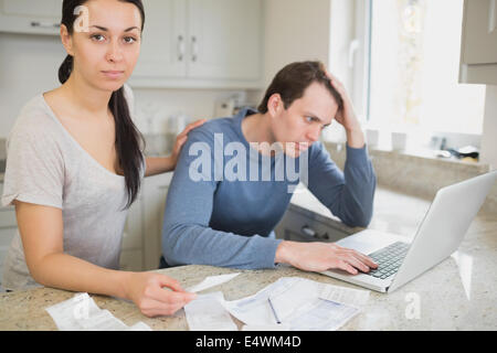 Paar, Schwerpunkt Finanzen Stockfoto