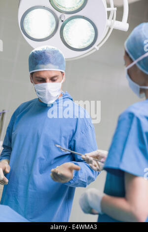 Die chirurgische Scheren zu einem Arzt Krankenschwester Stockfoto