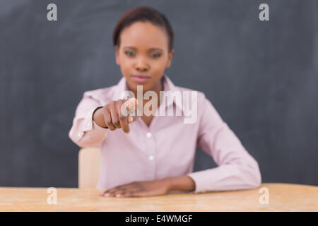 Strenge Lehrerin zeigt der Finger Stockfoto