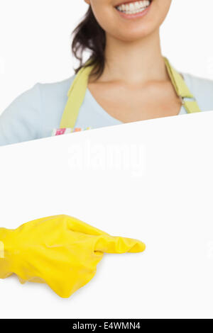 Frau stehend hinter Board und zeigen Stockfoto