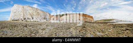 Cuckmere Haven und die sieben Schwestern zum Bell Tout Leuchtturm vom Strand aus gesehen Stockfoto