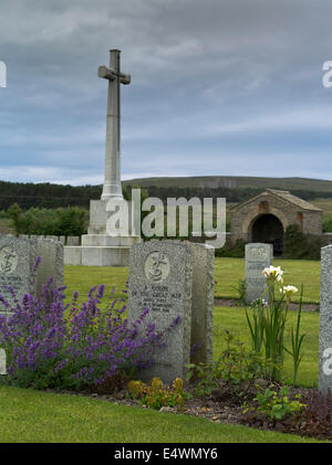 dh Lyness Naval Cemetery HOY ORKNEY Welt Krieg ein Friedhof Grab Stein Soldatenfriedhof Navy cross Stockfoto