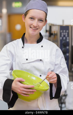 Weibliche Bäcker mischen in der Küche Stockfoto