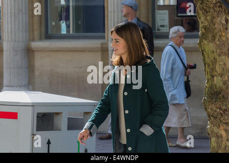 Cardiff, Wales, UK. 17. Juli 2014. Jenna Coleman am Set von Doctor Who, Dreharbeiten auf Queen Street, Cardiff Kredit: Owain Thomas Alamy Live News Stockfoto