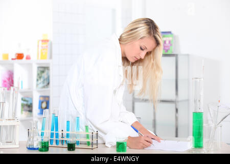 junges Mädchen in einem Labor Stockfoto