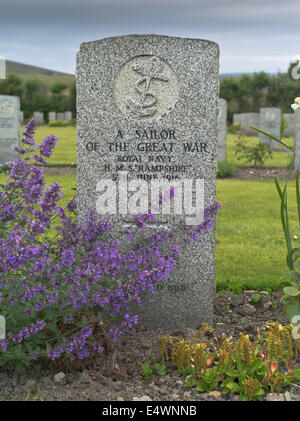 Dh Korenbloemen Naval Friedhof HOY ORKNEY Ersten Weltkrieg 1 Gräber marine Militär Grab stein ww1 Granit Steine Stockfoto