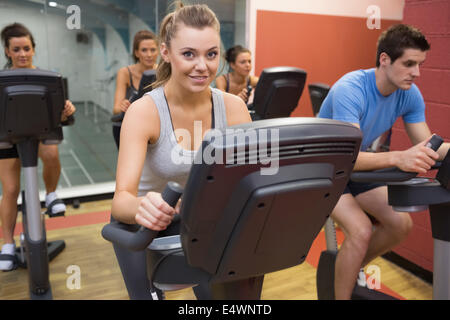 Lächelnde Frau in Spin-Klasse Stockfoto