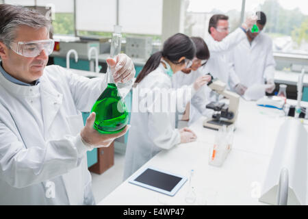Chemiker im Labor arbeiten Stockfoto