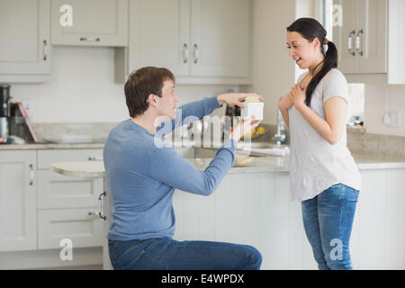 Frau bekommen ein Geschenk von Ehemann Stockfoto