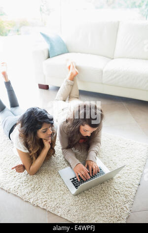 Zwei Frauen mit einem laptop Stockfoto