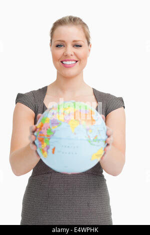 Frau, die einen Globus Stockfoto