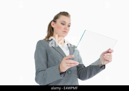 Blonde Unternehmerin Glasscheibe anzeigen Stockfoto