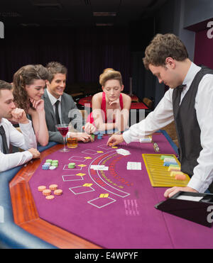 Menschen, die Poker in einem Casino zu spielen Stockfoto