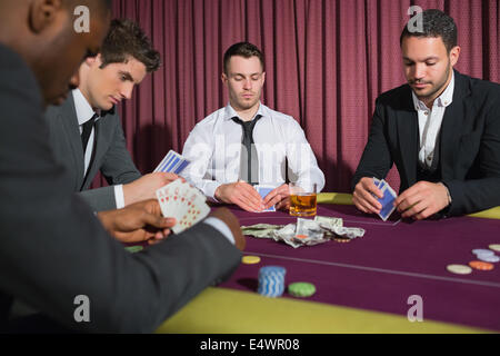 Männer spielen high-Stakes-Poker-Spiel Stockfoto