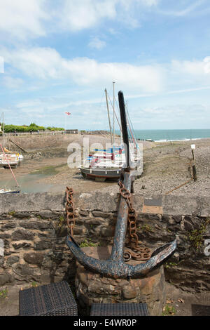 Alte Schiffe Anker auf der Hafenmauer Stockfoto