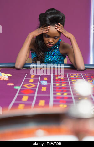 Frau beim Roulette verlieren Stockfoto