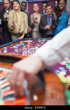 Menschen betrachten das Roulette-Rad Stockfoto