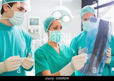 OP-Team betrachtet man eine Röntgenaufnahme Stockfoto