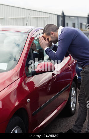 Mann auf der Suche durch das Fenster des Autos Stockfoto