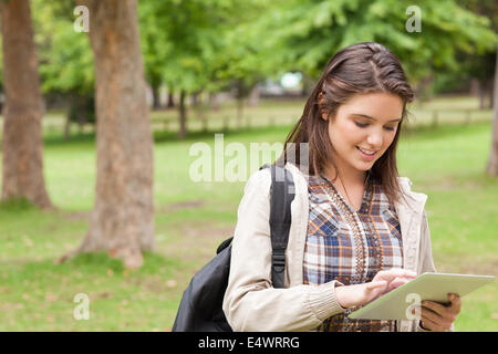 Erstsemester-Studenten über ein Touchpad Stockfoto